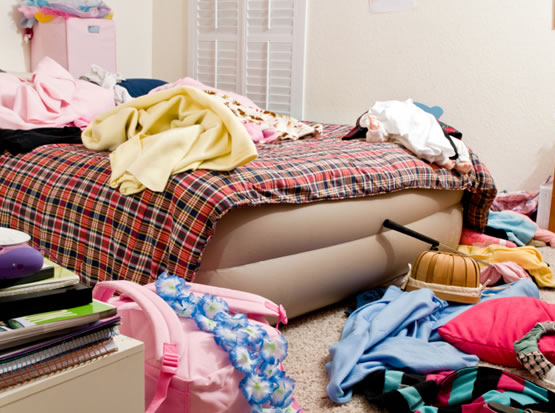 roupas espalhadas pelo quarto