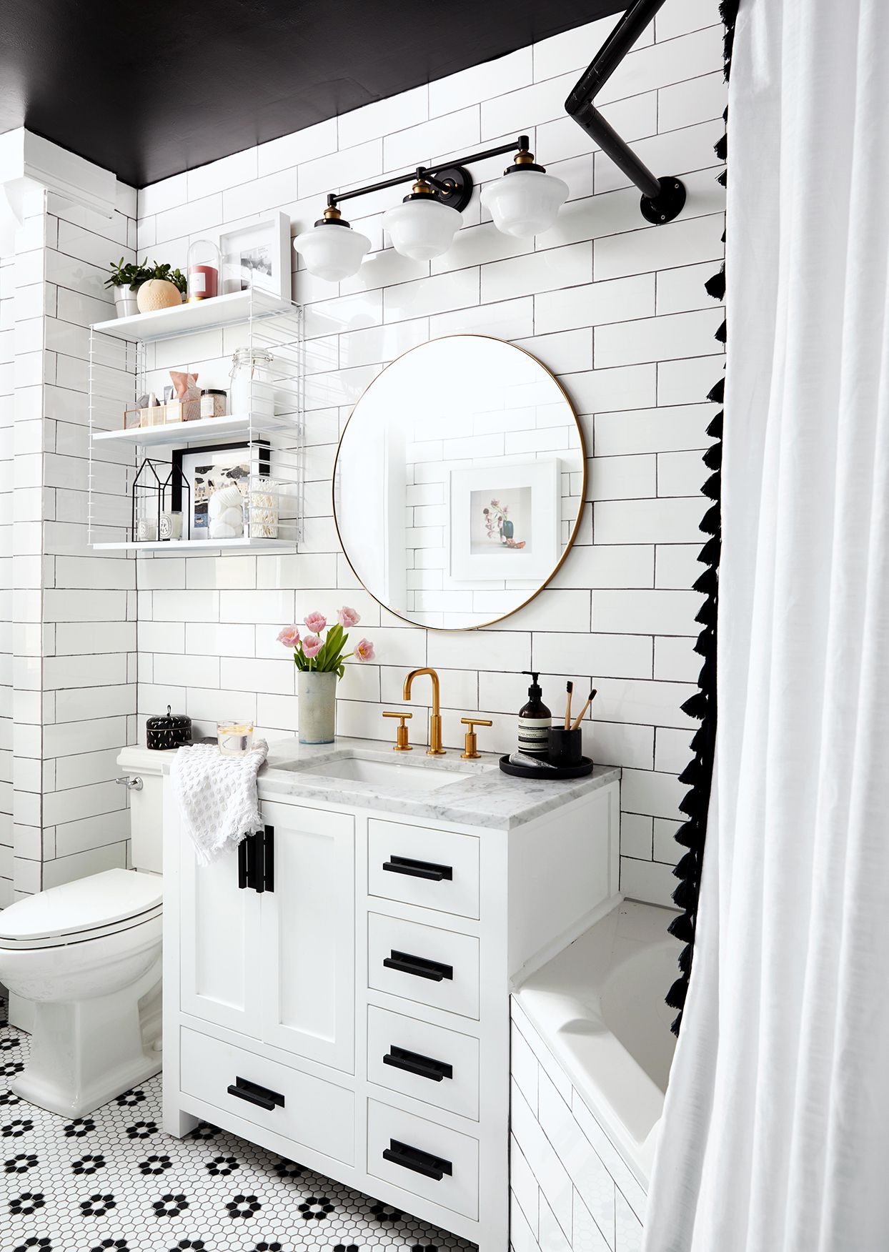 banheiro branco com detalhes pretos