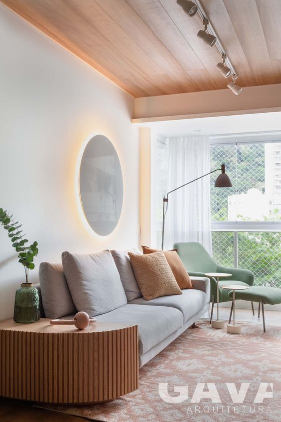sofa cinza claro e madeira