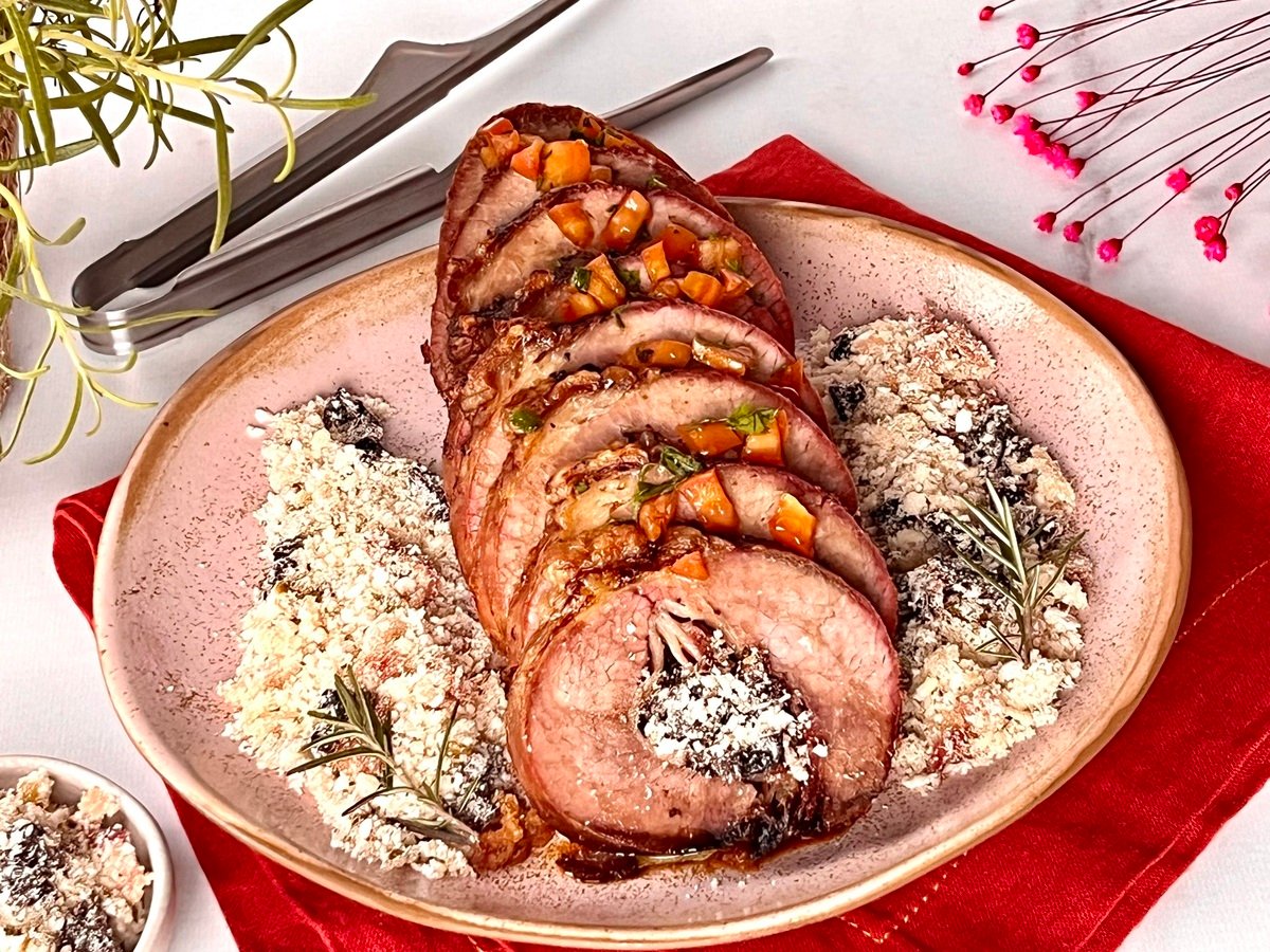Receita de Lagarto Assado Recheado com Bacon e Farofa