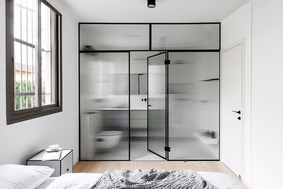 quarto pequeno com divisoria vidro banheiro