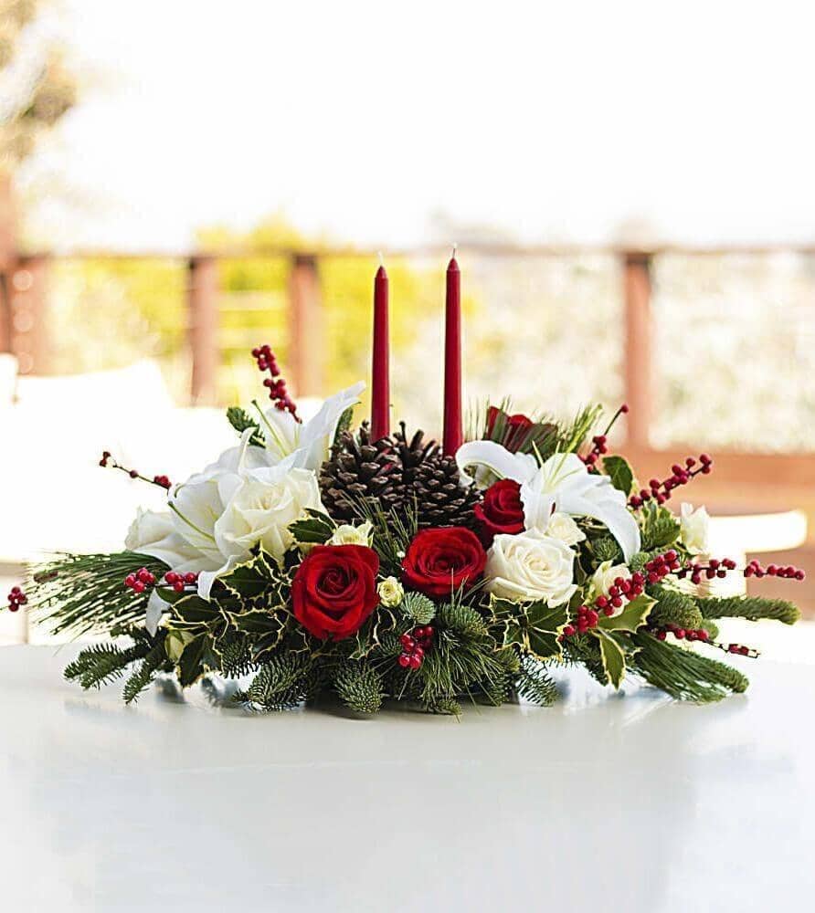arranjo de pinhas e flores para mesa